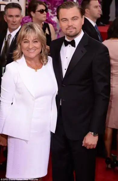 DICAPRIO AI GOLDEN GLOBES CON LA MADRE 