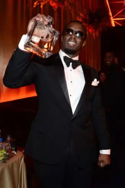 P DIDDY PROMUOVE QUALCHE LIQUORE 