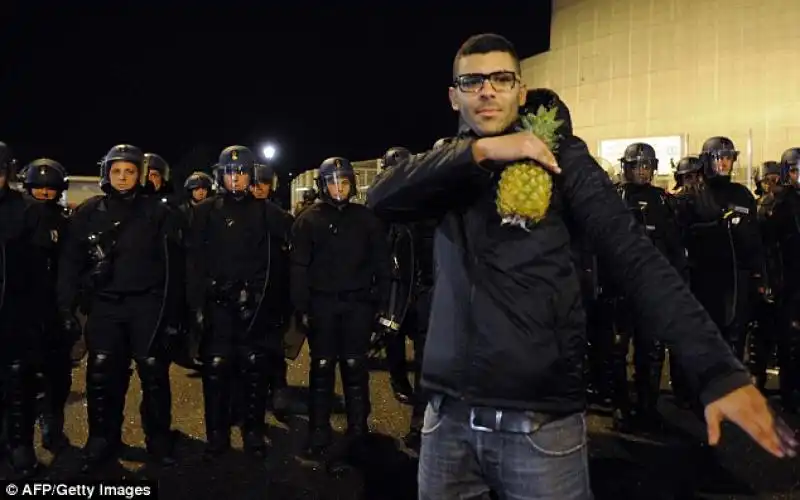 I FAN DI DIEUDONNE PROTESTANO E FANNO LA QUENELLE GESTO SIMBOLO E VAGAMENTE NAZI 