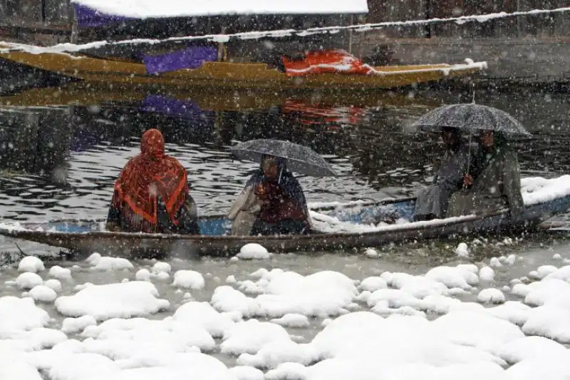 Una famiglia attraversa il Dal Lake in Srinagar 