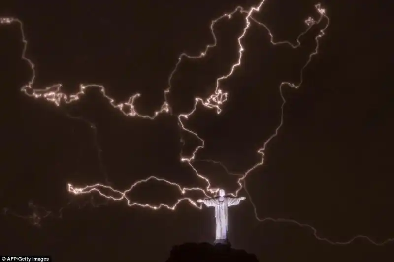 Fulmine su Cristo Redentore a Rio 