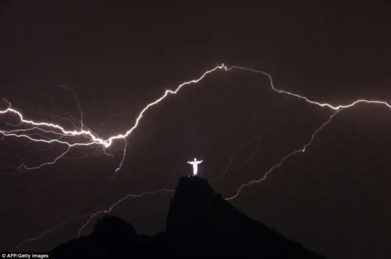 Fulmine su Cristo Redentore a Rio 