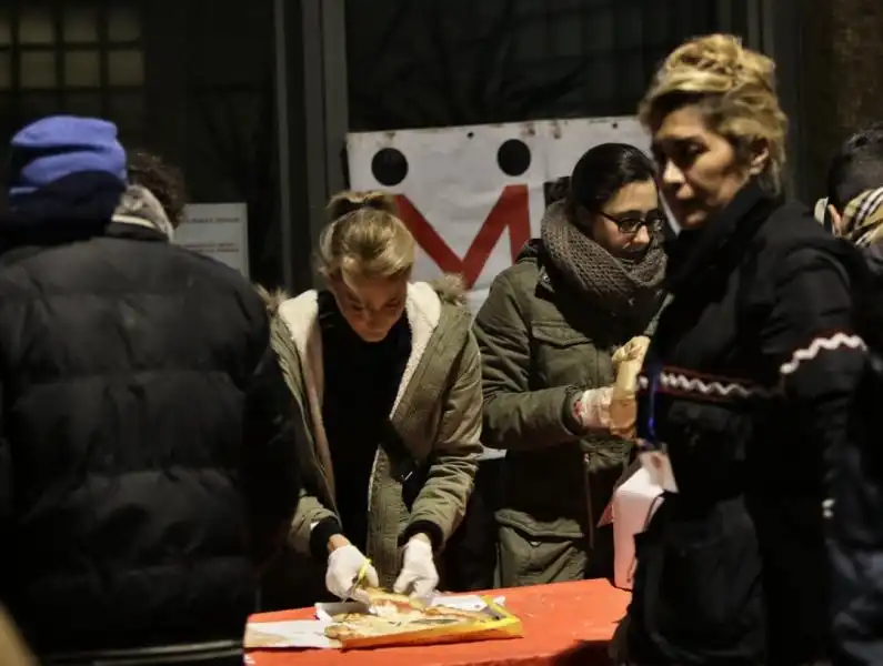 GIULIA LIGRESTI ALLA MENSA DEI POVERI 