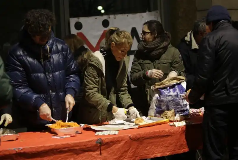 GIULIA LIGRESTI ALLA MENSA DEI POVERI 