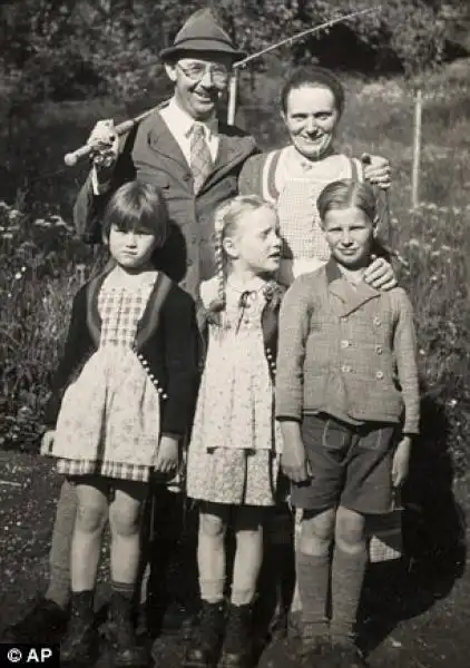 Himmler con la moglie Marga la figlia Gudrun e il figlio adottivo Gerhard 