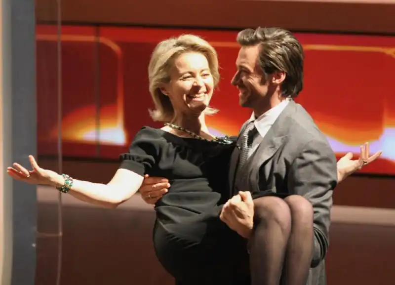 hugh jackman porta in braccio ursula von der leyen 