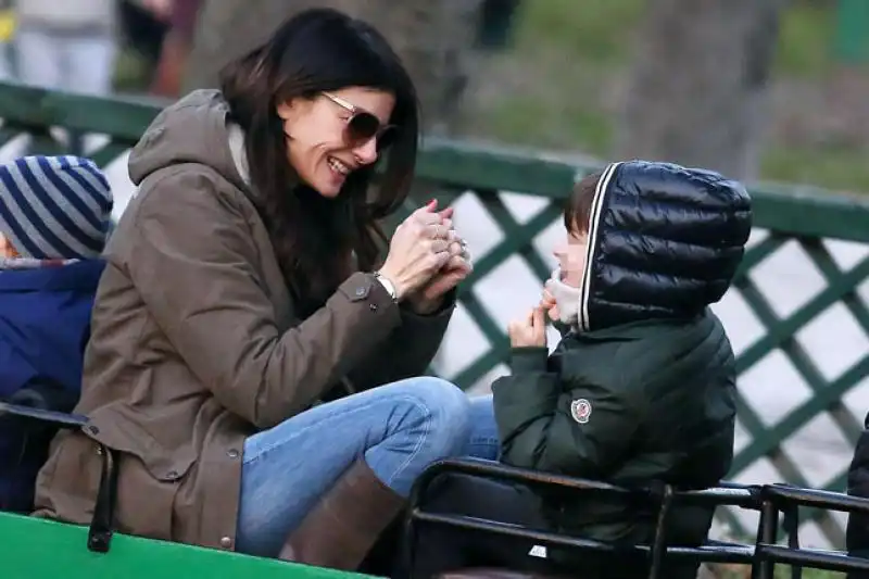 ILARIA DAMICO AL PARCO CON IL FIGLIO E LEX COMPAGNO 