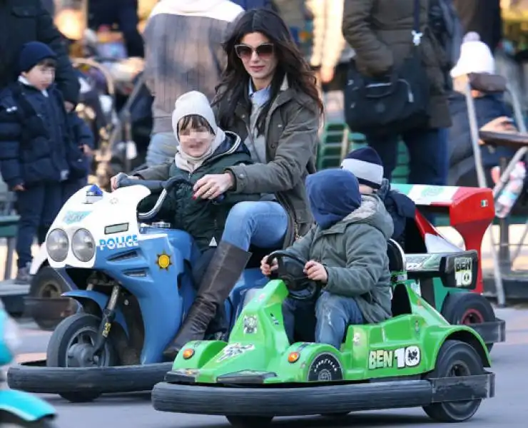 ILARIA DAMICO AL PARCO CON IL FIGLIO E LEX COMPAGNO 