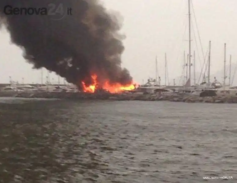 INCENDIO NEL PORTO DI RAPALLO 