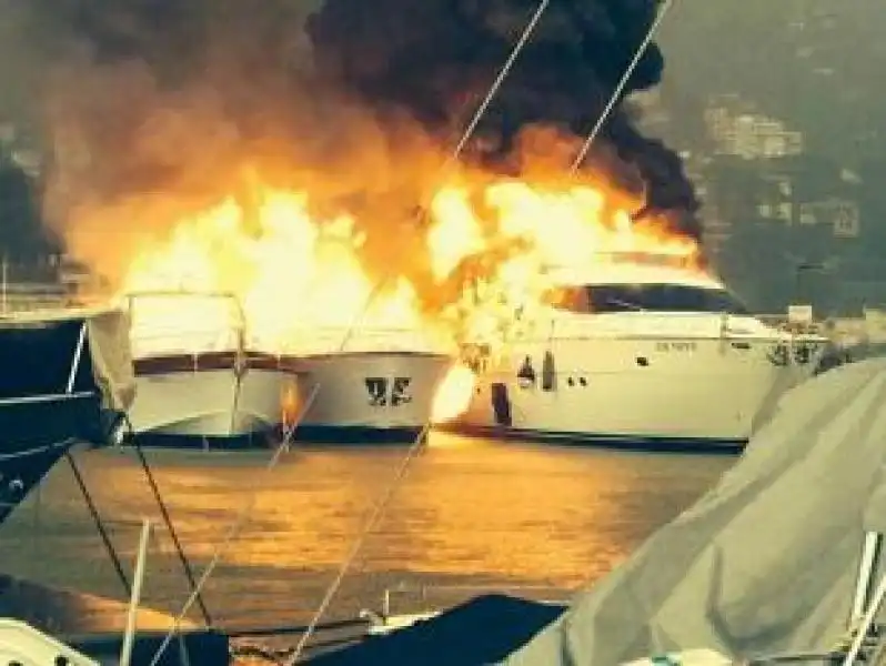 INCENDIO NEL PORTO DI RAPALLO 