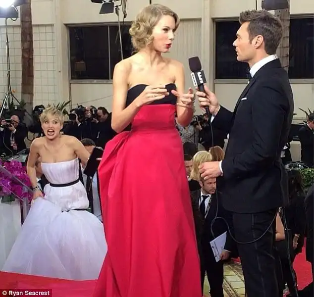 JENNIFER LAWRENCE PHOTOBOMB A TAYLOR SWIFT 