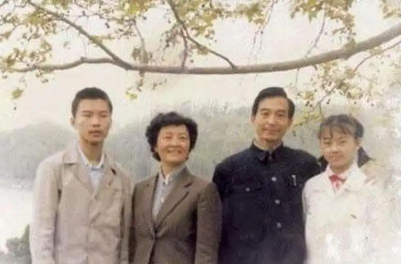 wen jiabao foto di famiglia con il figlio Wun Yunsong la moglie e la figlia Wrn Ruchun 