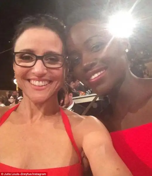 JULIA LOUIS DREYFUS FA UN SELFIE CON LUPITA NYONGO 