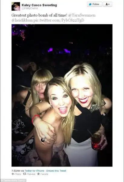 KALEY CUOCO CON IL PHOTOBOMB DI HEIDI KLUM 