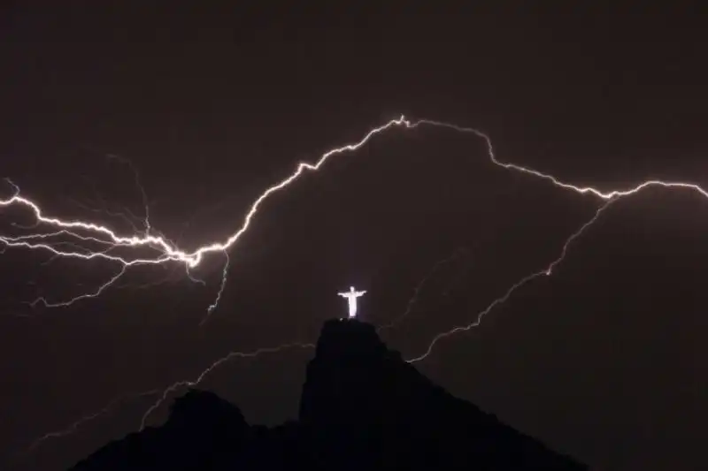 Lampi sul Cristo del Corcovado 