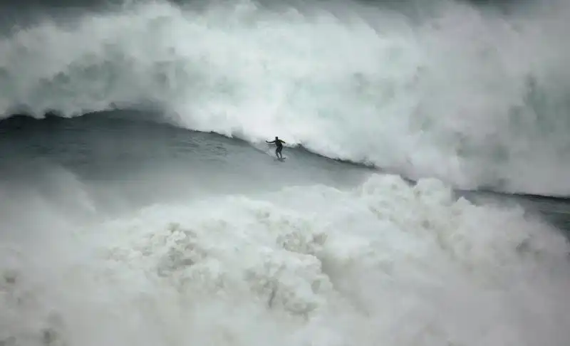 McNamara fa surf in Portogallo 