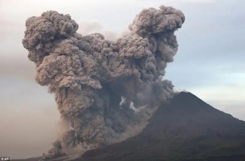 La minacciosa nuvola vulcanica si allarga ai dintorni 