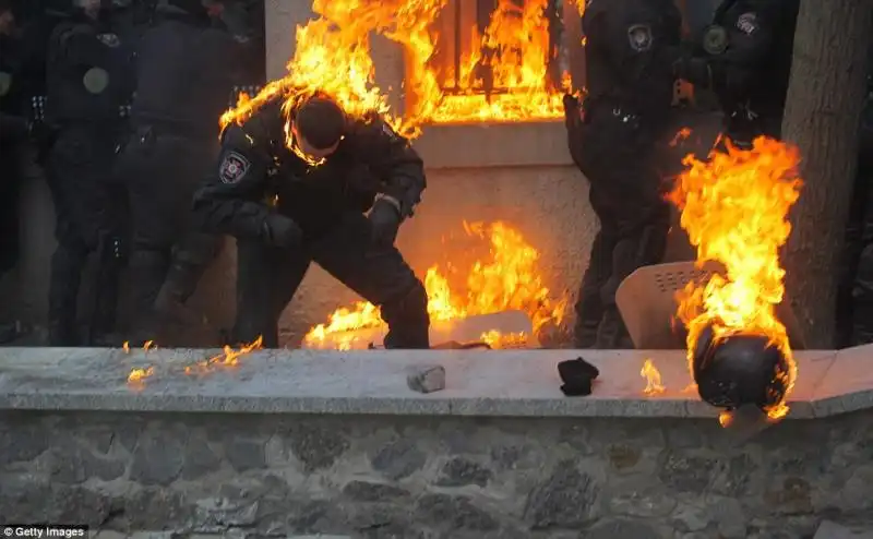 MOLOTOV E PROTESTE A KIEV IN UCRAINA 