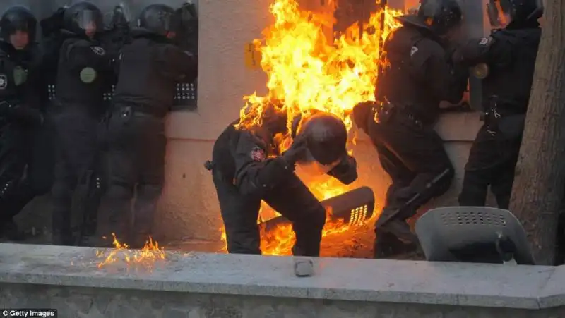 MOLOTOV E PROTESTE A KIEV IN UCRAINA 