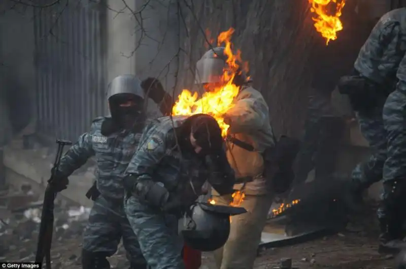 MOLOTOV E PROTESTE A KIEV IN UCRAINA 