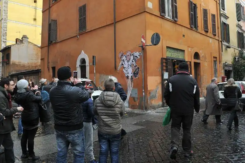 IL MURALES PAPA SUPERMAN A BORGO PIO