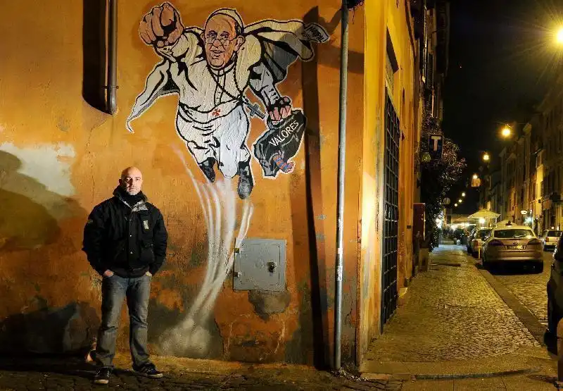 IL MURALES PAPA SUPERMAN A BORGO PIO - L'AUTORE MAURO PALLOTTA