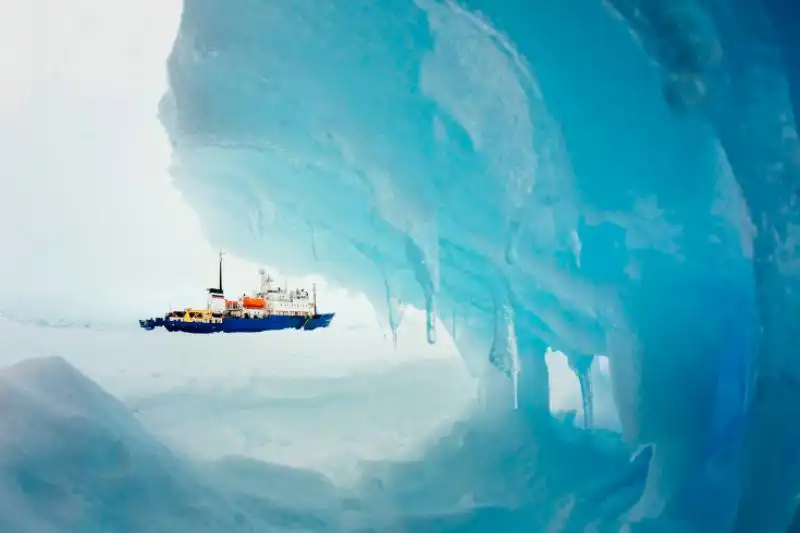 La nave russa arenata fra i ghiacci 