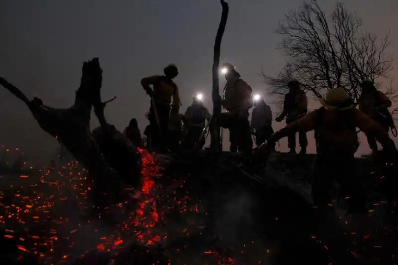 Operai cileni nella zona di Bollenar mangiata dal fuoco 