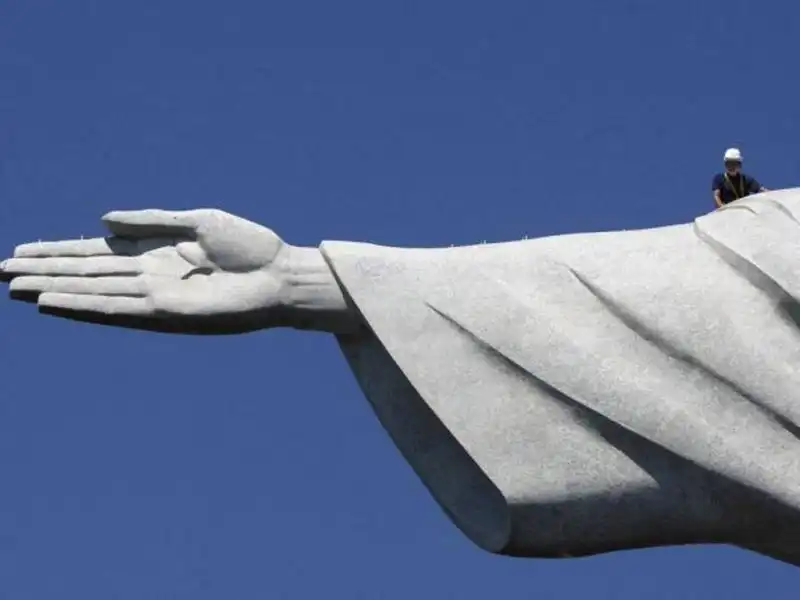 Gli operai sul Cristo redentore a Rio De Janeiro 