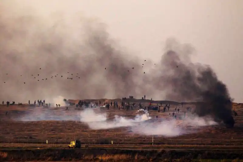 Palestinesi protestano e israeliani lanciano lacrimogeni 