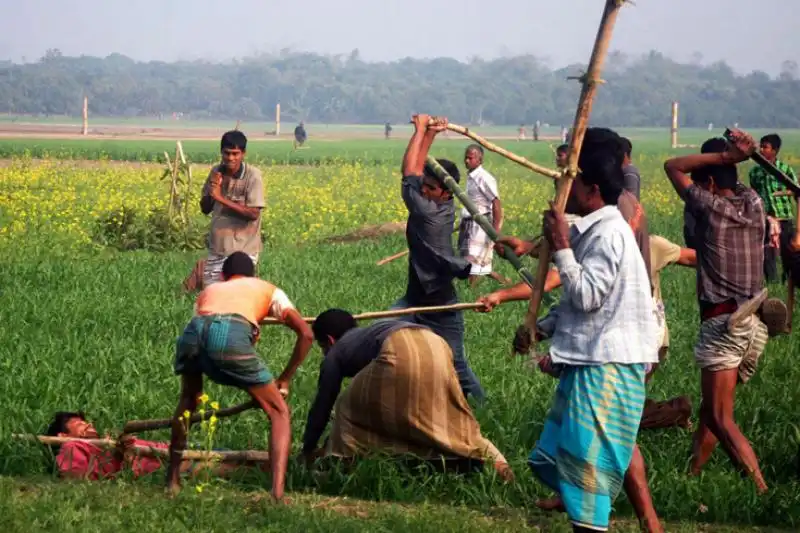 Picchiato coi bastoni a Rajshahi perche voleva andare a votare 