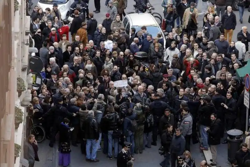 PROTESTE PER BERLUSCONI AL NAZARENO