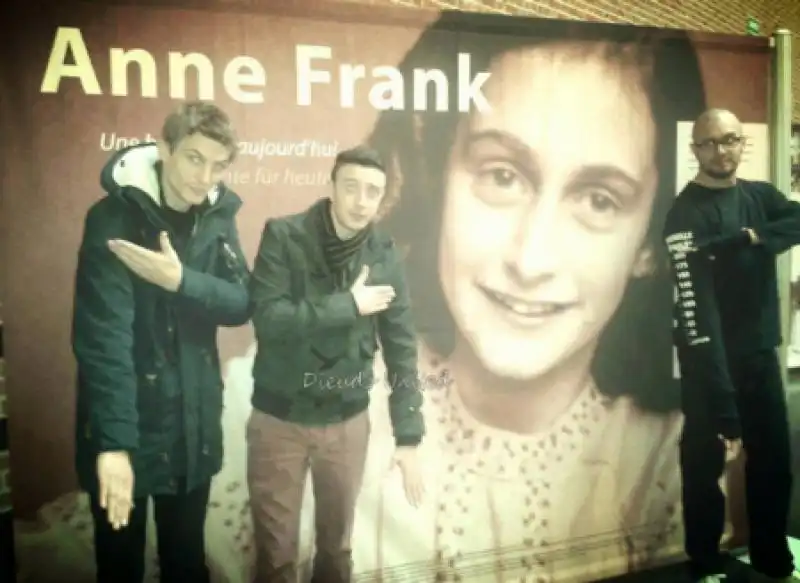 quenelle davanti a un poster su anne frank 