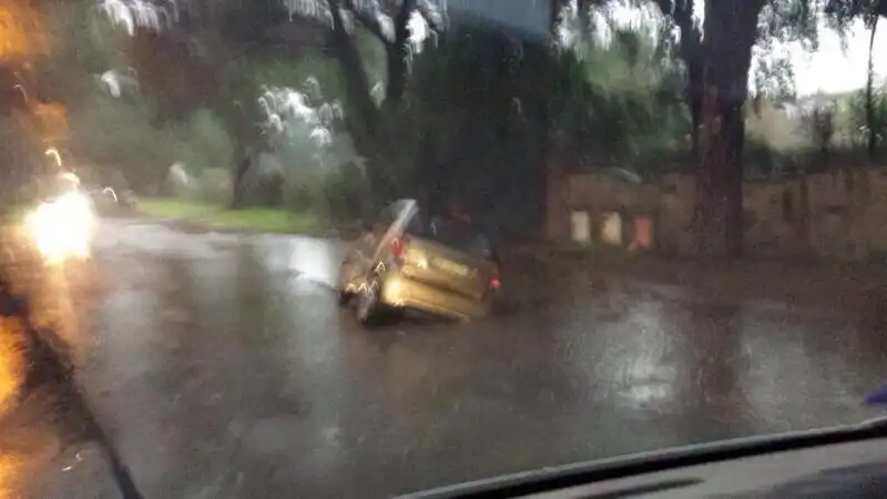 ROMA ALLAGATA VORAGINI PER STRADA 