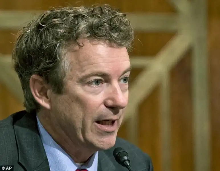 Il senatore Rand Paul chiama Clinton un predatore 