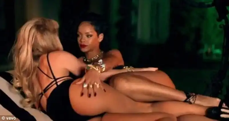 SHAKIRA E RIHANNA VIDEO HOT INSIEME 