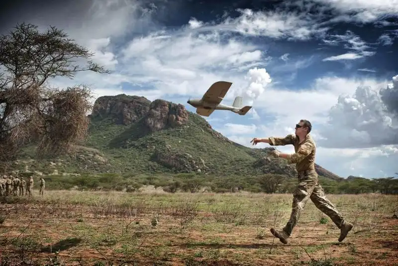 Il soldato lancia un Desert Hawk in Kenya 