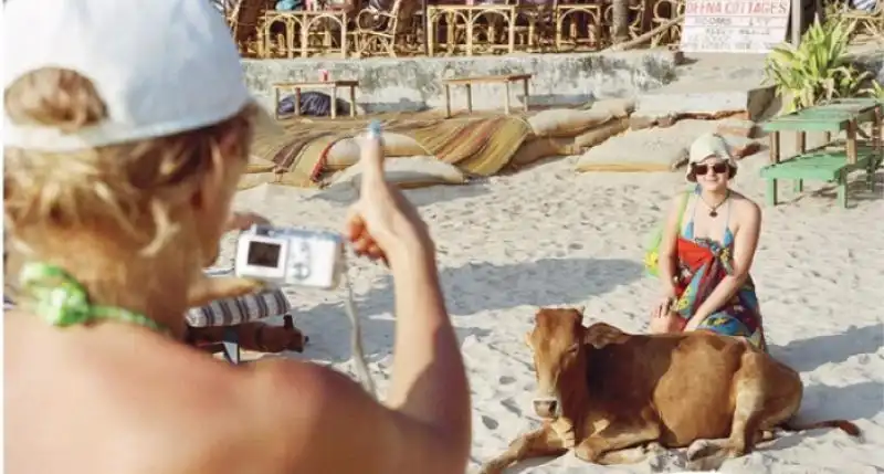 TURISTA SULLA SPIAGGIA DI PALOLEM GOA 