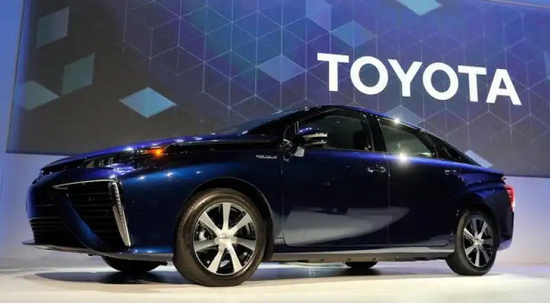 la toyota mirai e?? elettrica ma funziona con una batteria a idrogeno arrivera?? entro la fine dell’anno