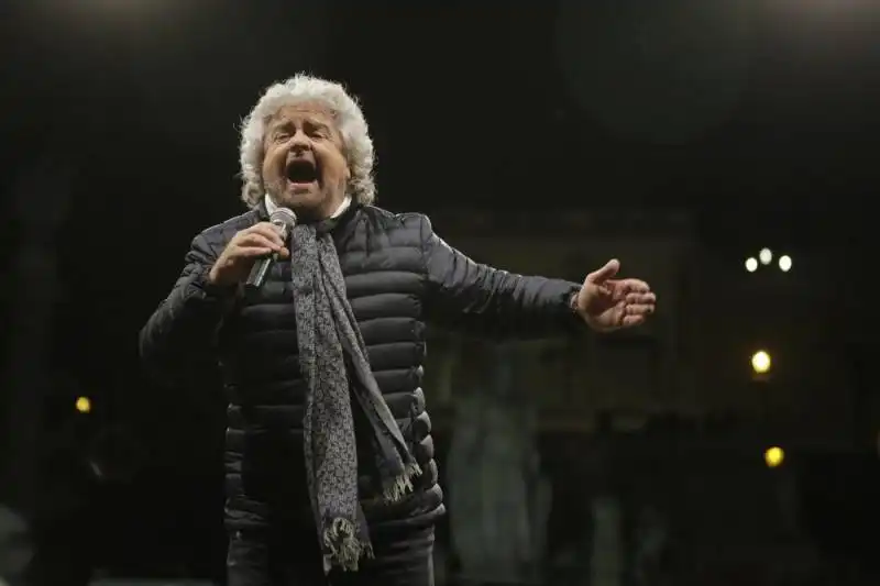 beppe grillo a piazza del popolo  12