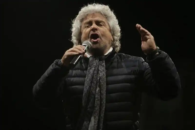 beppe grillo a piazza del popolo  15