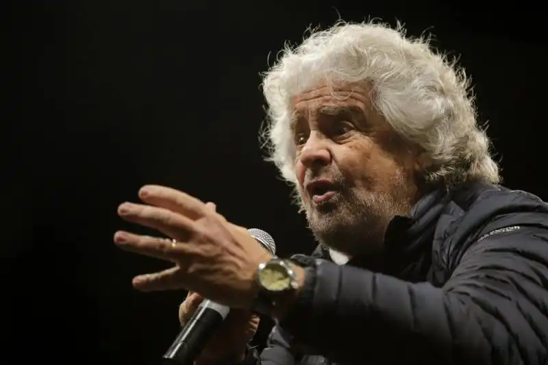 beppe grillo a piazza del popolo  17