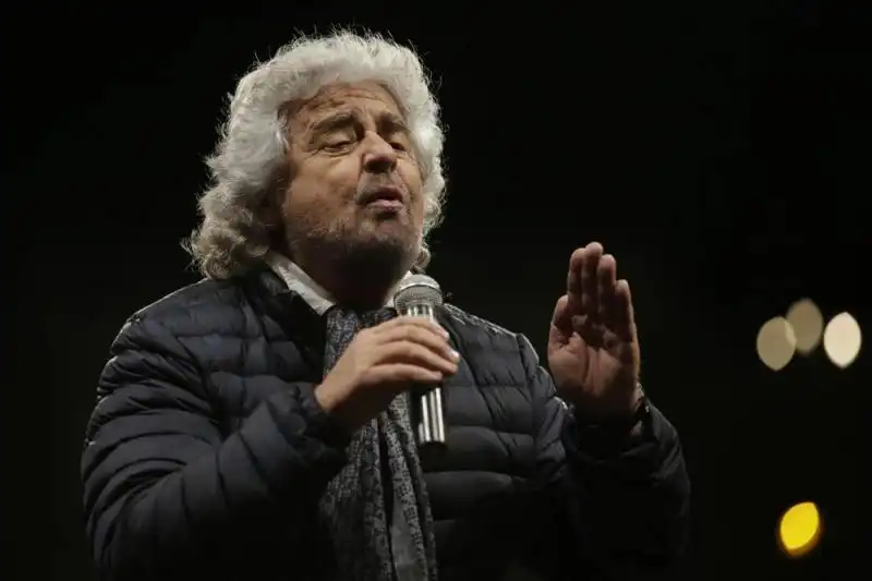 beppe grillo a piazza del popolo  3