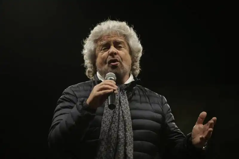 beppe grillo a piazza del popolo  6