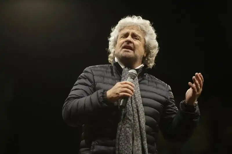 beppe grillo a piazza del popolo  7