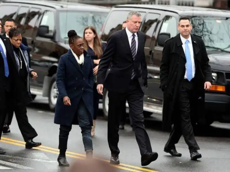 Bill de Blasio e la moglie Chirlane McCray arrivano ai funerali 