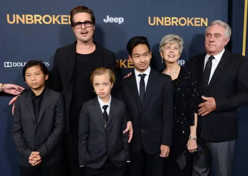 brad pitt e famiglia alla prima del film di angelina jolie