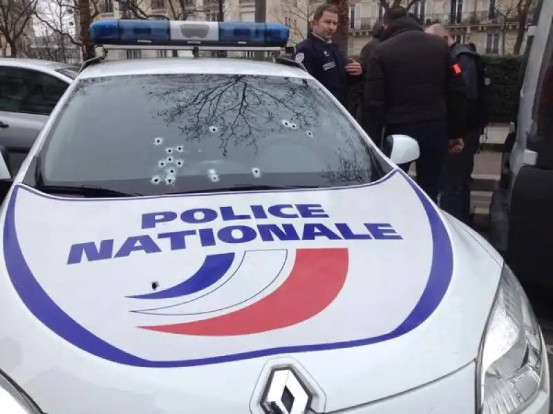 COLPI SULLA POLIZIA DAVANTI CHARLIE HEBDO