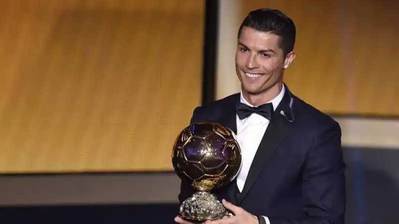 CRISTIANO RONALDO CON IL PALLONE D'ORO