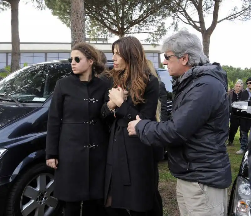 fabiola sciabbarrasi ai funerali di pino daniele al divino amore  2